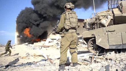 Die israelische Armee bei einer Bodenoffensive in Gaza. (15.11.2023)