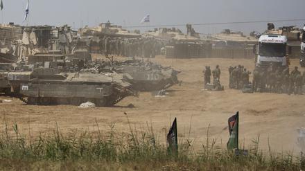 Israelische Truppen sind in der Nähe des Kerem Shalom Grenzübergangs im Süden Israels stationiert. 