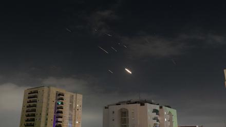 Flammen von Explosionen erscheinen am Himmel über Tel Aviv, während Israels Raketenabwehrsystem am 14.4. Raketen und Drohnen aus dem Iran abfängt.