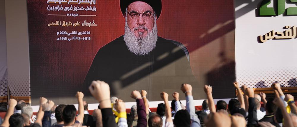 Anhänger erheben ihre Fäuste und jubeln bei einer Kundgebung von Hisbollah-Führer Hassan Nasrallah zum Gedenken an getötete Hisbollah-Kämpfer in Beirut.