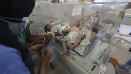Medizinisches Personal kümmert sich um frühgeborene palästinensische Babys (Archivbild).