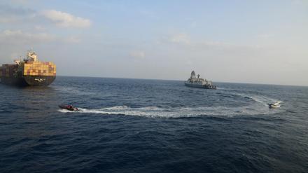 Dieses von der indischen Marine auf der X-Plattform via AP veröffentlichte Foto zeigt ein Löschteam des indischen Marineschiffs «INS Kolkata», das auf ein Feuer auf dem unter liberianischer Flagge fahrenden Handelsschiff «MSC Sky II» reagiert. Die vom Iran unterstützten Huthi-Milizen haben im Roten Meer erneut mehrere Antischiffsraketen abgefeuert und ein Containerschiff getroffen. 