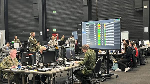  „Locked Shields“: Nato und Bundeswehr üben sich in hybrider Kriegsführung in einer Messehalle in Kalkar am Niederrhein.