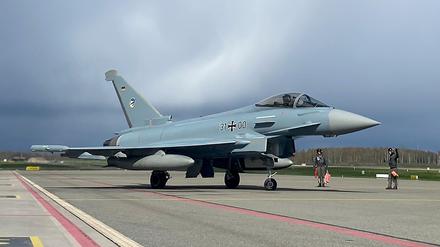 Ein Eurofighter, Kampfflugzeug der deutschen Luftwaffe, steht auf dem Rollfeld der lettischen Luftwaffenbasis Lielvarde. 