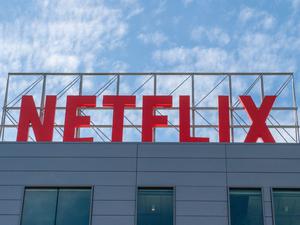 Das Logo von Netflix ist auf einem Gebäude des Videostreaming-Anbieters zu sehen. 