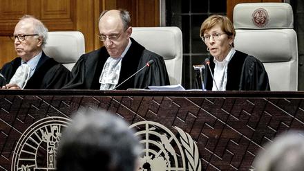 IGH-Präsidentin Joan Donoghue (R) spricht während einer Anhörung am Internationalen Gerichtshof (IGH). 