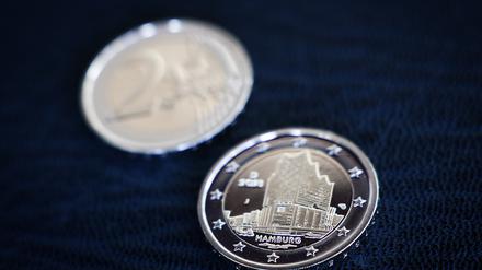 Zwei neue Zwei-Euro-Münzen mit der Silhouette der Elbphilharmonie.