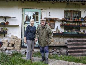 Das Foto aus der Reihe „Kiezgesichter“ zeigt Eveline und Hanshenner Dabel in ihrem Garten.