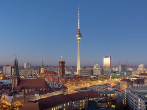 Ein Blick über das abendliche Berlin Richtung Alexanderplatz.