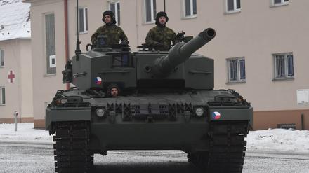 Zeremonie zur Übergabe des Leopard 2A4 Panzers.