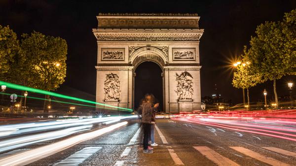 Paris bei Nacht ohne den illuminierten Arc de Triomphe wäre nur das halbe Vergnügen. 