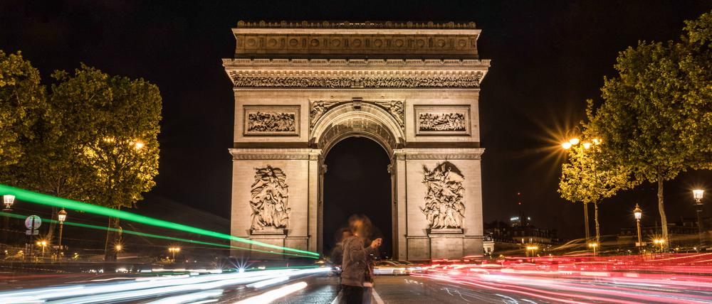 Paris bei Nacht ohne den illuminierten Arc de Triomphe wäre nur das halbe Vergnügen. 