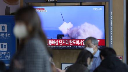 Ein Fernsehbildschirm zeigt im Bahnhof von Seoul ein Nachrichtenprogramm mit einem Bericht über den nordkoreanischen Raketenstart. 