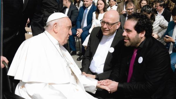 Papst Franziskus mit Nur Ben Shalom und Michael Raddatz vom Projekt „Lebensmelodien“ aus Berlin-Schöneberg.