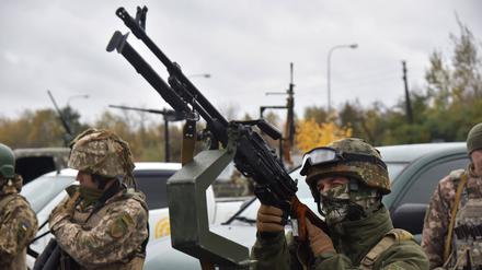 Ein ukrainischer Soldat demonstriert seine Waffe. 