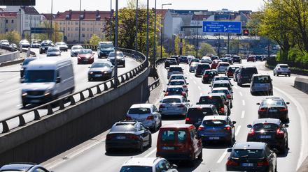 Berlin: Autos fahren auf der Stadtautobahn A100.