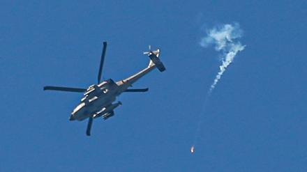Israelischer Helikopter beim Kampfeinsatz über dem Gazastreifen. (Symbolbild)