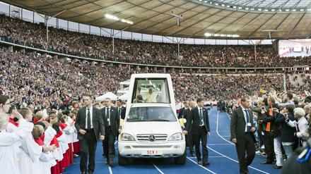 Papst Benedikt XVI. mit dem Papamobil im Berliner Olympiastadion.