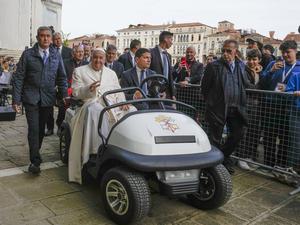 2Papst Franziskus kommt zu einem Treffen mit jungen Menschen vor der Basilika Santa Maria della Salute an.