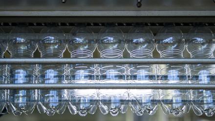 Unbefüllte Plastikflaschen befinden sich in der Produktion eines Getränkeherstellers. Die Europäer sind neuen Forschungsdaten zufolge zu großen Mengen der gesundheitsschädlichen Chemikalie Bisphenol A (BPA) ausgesetzt. BPA ist eine synthetische Chemikalie, die in unzähligen Lebensmittelverpackungen verwendet wird, beispielsweise in Plastikflaschen und Konservendosen, aber auch in Trinkwasserleitungen. 