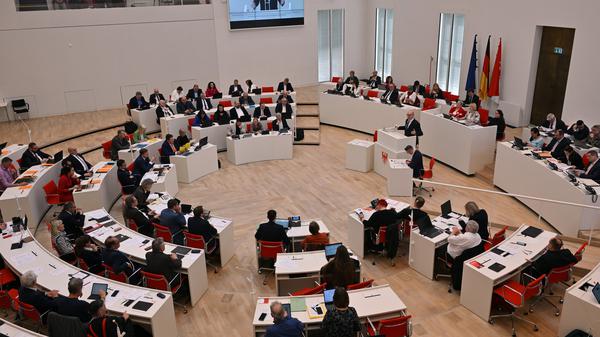 ARCHIV - 20.03.2024, Brandenburg, Potsdam: Dietmar Woidke (SPD), Ministerpräsident des Landes Brandenburg, spricht in der Debatte des Landtages.  