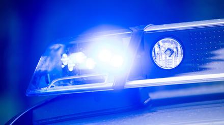 ARCHIV - 15.05.2019, Bayern, Dachau: Ein Blaulicht leuchtet an einer Polizeistreife. (zu dpa: «Teurer Geländewagen in Niederbayern gestohlen») Foto: Lino Mirgeler/dpa +++ dpa-Bildfunk +++