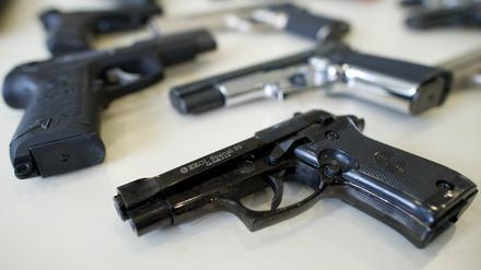 Von der Polizei beschlagnahmte Handfeuerwaffen in Heidelberg am 10.08.2011 (Symbolbild). 
