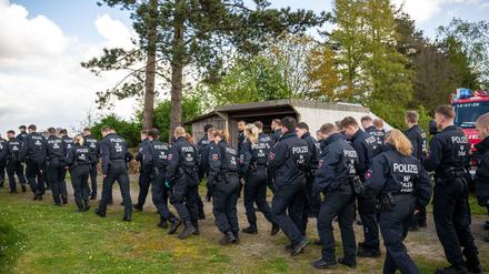 23.04.2024, Niedersachsen, Bremervörde: Einsatzkräfte durchsuchen ein Waldstück.