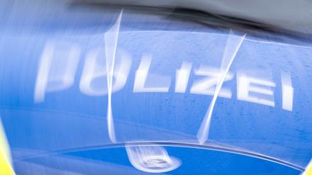 Der Schriftzug „Polizei“ auf der Kühlerhaube eines Autos. (gedrehte Aufnahme, Symbolbild). 