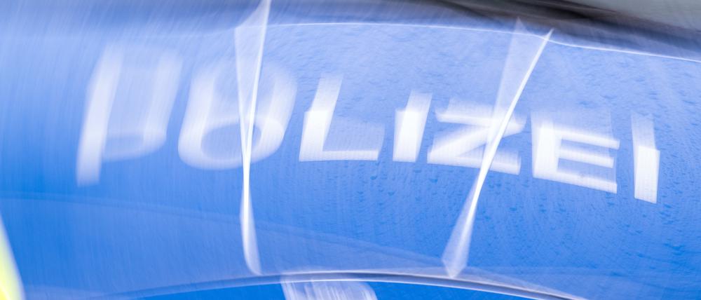 22.03.2024, Brandenburg, Trebbin: Der Schriftzug ·Polizei· auf der Kühlerhaube eines Autos. (gedrehte Aufnahme). 