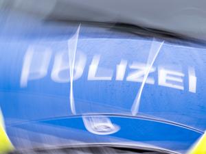 22.03.2024, Brandenburg, Trebbin: Der Schriftzug ·Polizei· auf der Kühlerhaube eines Autos. (gedrehte Aufnahme). 