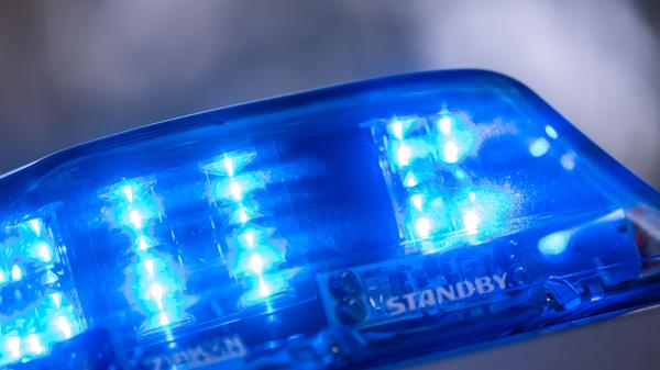 Blaulicht leuchtet an einem Polizeiauto. 