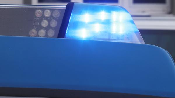 ARCHIV - 16.01.2024, Thüringen, Jena: Das blinkende Blaulicht an einem Dienstauto der Polizei. 