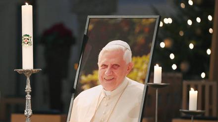 Ein Bild des emeritierten Papstes Benedikt XVI. steht im Rottenburger Dom St. Martin. 