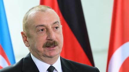 Laut Ilham Alijew, Präsident von Aserbaidschan, stehe die Unterzeichnung einer gemeinsamen Erklärung so nah wie nie zuvor. Noch befinden sich die benachbarten Kaukasusrepubliken Aserbaidschan und Armenien in einem jahrzehntelangen Territorialstreit. 