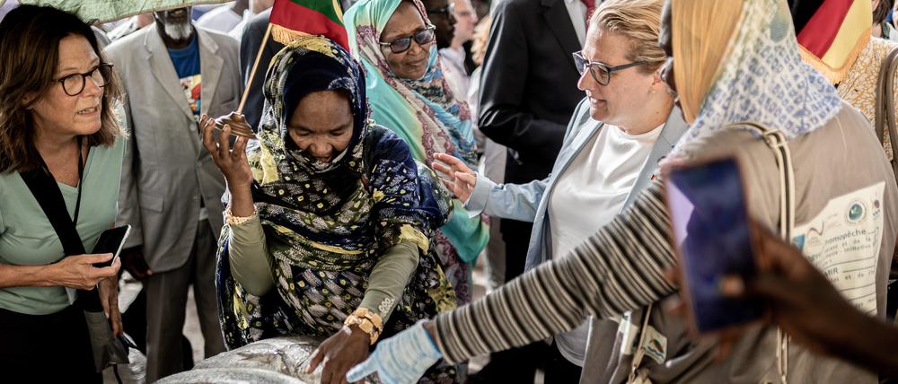 Entwicklungsministerin Svenja Schulze in einem mauretanischen Fischerdorf. Wo soll Deutschland weiter helfen und wo nicht?