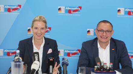 Alice Weidel, Vorsitzende der Partei Alternative für Deutschland (AfD), und Tino Chrupalla, AfD-Vorsitzender, lächeln bei einer Pressekonferenz. Noch bis zum 2. September trifft sich die AfD-Bundestagsfraktion zu einer Klausurtagung in Oberhof. 