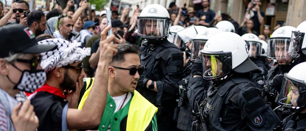 Polizisten stehen am Rande an einer Demonstration nach der Auflösung der «Palästina Konferenz» in Berlin-Mitte.