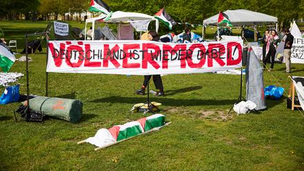 Pro-Palästina-Aktivisten haben ein Protestcamp vor dem Reichstagsgebäude aufgebaut. Unter dem Motto «Besetzung gegen Besatzung» möchten sie die «aktive Rolle Deutschlands beim Krieg in Gaza» kritisieren.