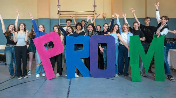 Die Schülerinnen und Schüler werden das Broadway-Musical „The Prom“ von Matthew Sklar und Chad Beguelin aufführen.