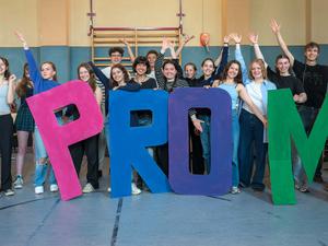 Die Schülerinnen und Schüler werden das Broadway-Musical „The Prom“ von Matthew Sklar und Chad Beguelin aufführen.