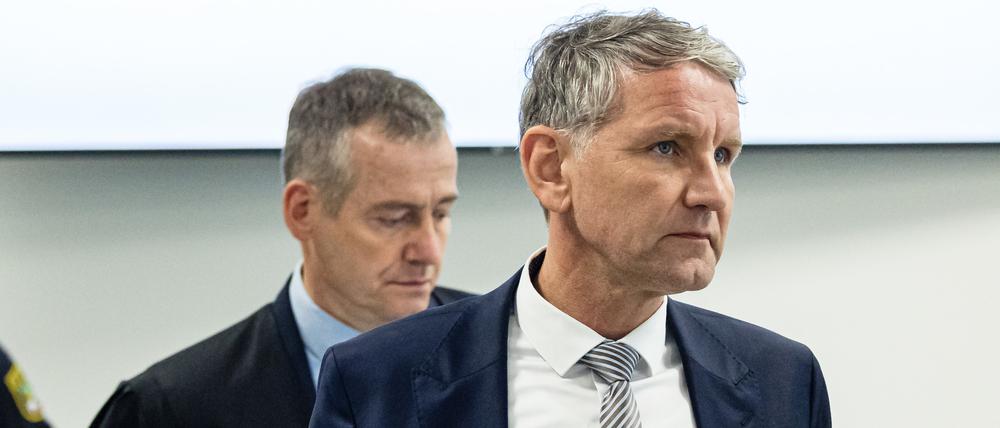 Björn Höcke (r.), Vorsitzender der Thüringer AfD, kommt mit seinem Anwalt Ralf Hornemann zur Fortsetzung seines Prozesses vor dem Landgericht Halle.