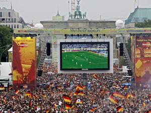 Tausende Zuschauer verfolgten auf der Fanmeile am Brandenburger Tor in Berlin 2006 die Fußballspiele während der damaligen Fußball-Weltmeisterschaft.  