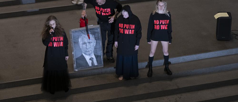 Die russische Band Pussy Riot hat im Rahmen der Flatz-Retrospektive in der Pinakothek der Moderne  ihre Abneigung gegen Präsident Putin kundgetan.