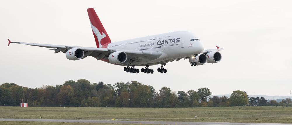 Ein Airbus A380 der Qantas Airways landet auf dem Flughafen in Dresden.