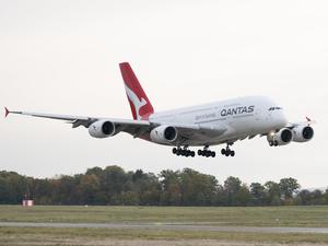 Ein Airbus A380 der Qantas Airways landet auf dem Flughafen in Dresden.