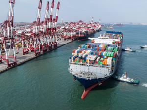 Hafen im ostchinesischen Qingdao: Die Sorge vor Handelskonflikten mit der Volksrepublik bleibt groß.