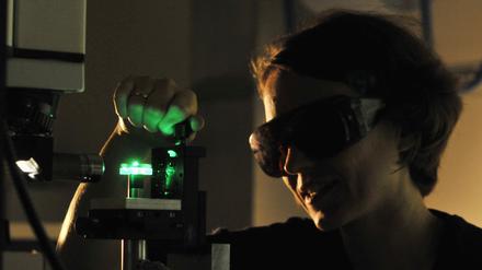 Eine Physikerin untersucht an der TU Berlin die Struktur von Enzymen und Biomolekülen mittels Laserspektroskopie.