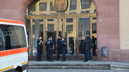 Einsatzkräfte der Polizei stehen vor der Universität in Mannheim. 