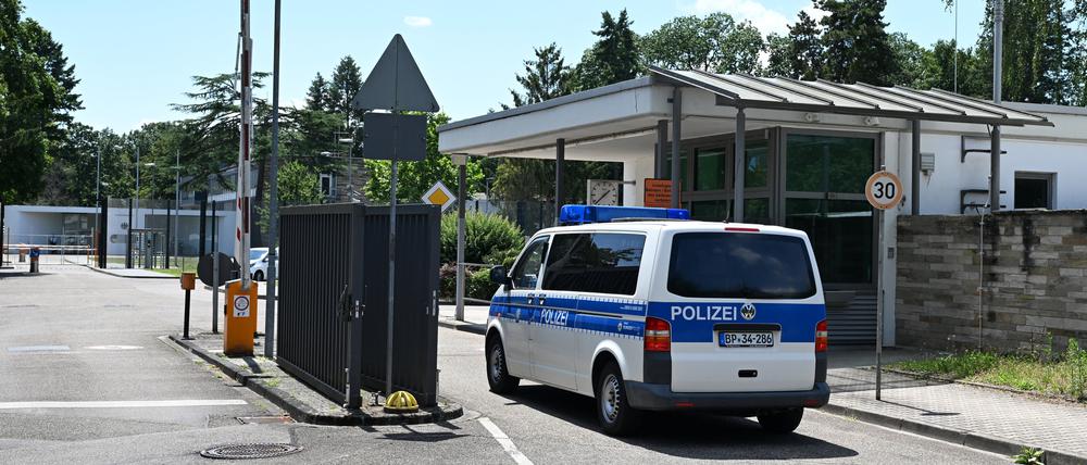 Ein Fahrzeug der Polizei fährt auf das Gelände des Bundesgerichtshofs in Karlsruhe. Die Bundesanwaltschaft hatte im Juli 2023 in Nordrhein-Westfalen eine mutmaßliche islamistische Terrorzelle aufgedeckt und sieben Verdächtige festnehmen lassen. 